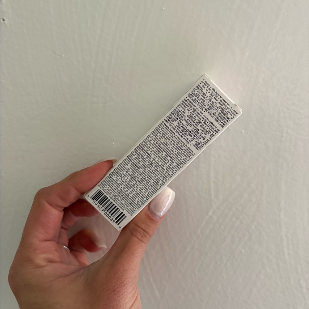 GLAMGLOW Supermud Charcoal Cleansing Mask – White Tube with Charcoal Gray Mask - Picture 5 of 5